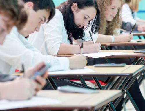 Anh lo ngại kính thông minh và AI biến kỳ thi GCSE thành “bài tra Google” ngay trong phòng thi
