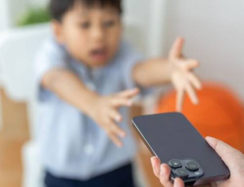 Các nhà khoa học bác bỏ kết luận vội vàng rằng điện thoại đang “tái lập trình” não trẻ em