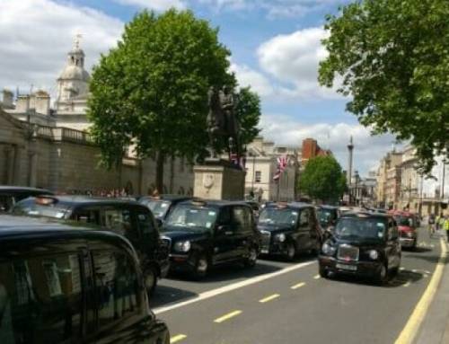 Tài xế xe hợp đồng ở London gây sức ép lên Thị trưởng Sadiq Khan, kêu gọi chặn đà triển khai robotaxi